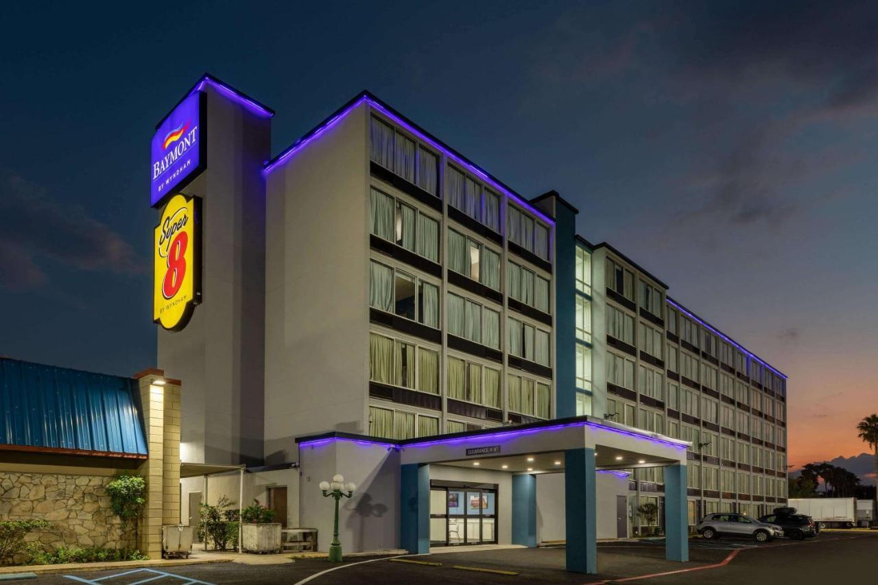 Hotel Super 8 By Wyndham Laredo Exterior foto